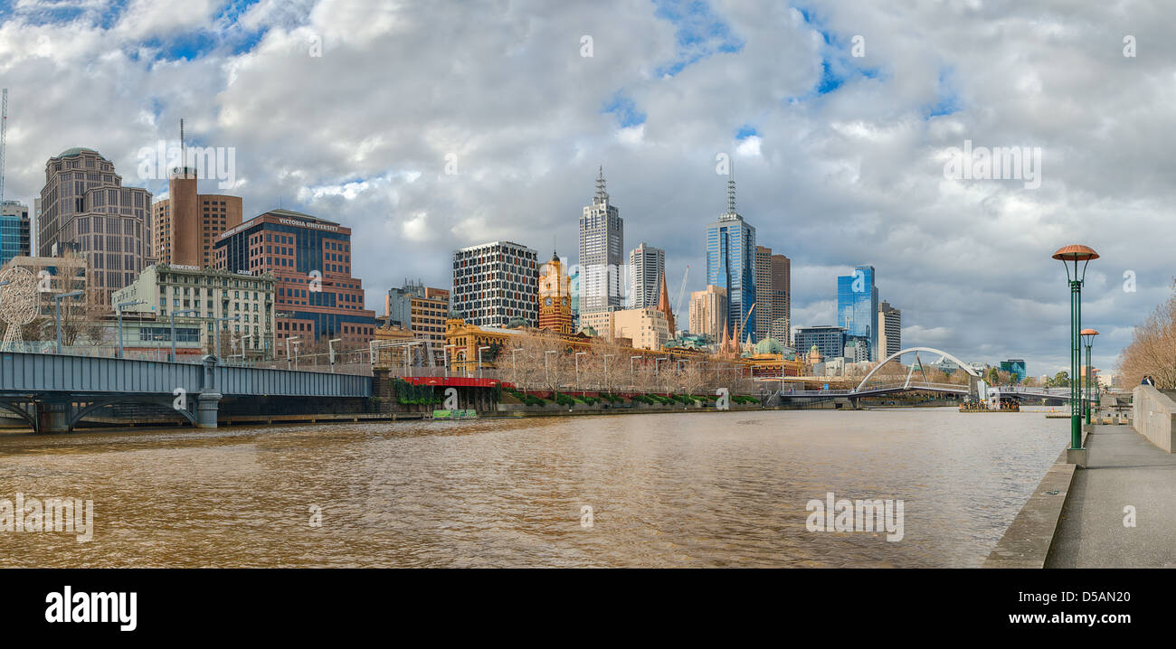 Una vista panoramica lungo il fiume Yarra al quartiere centrale degli affari di Melbourne, Australia. Foto Stock