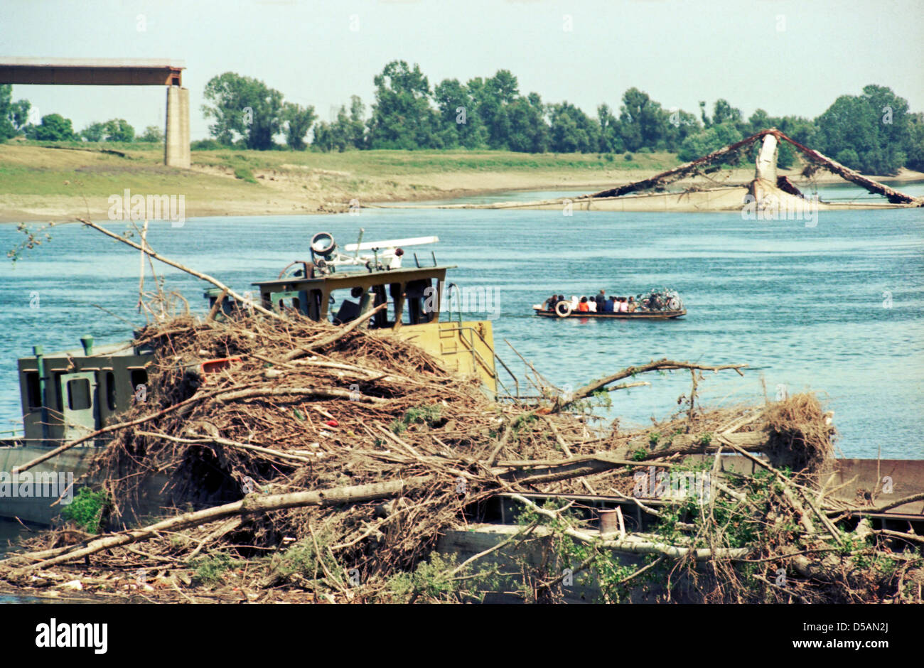 Distrutto ponte sul torrente Sana Sanski Most, Bosnia Erzegovina Foto Stock