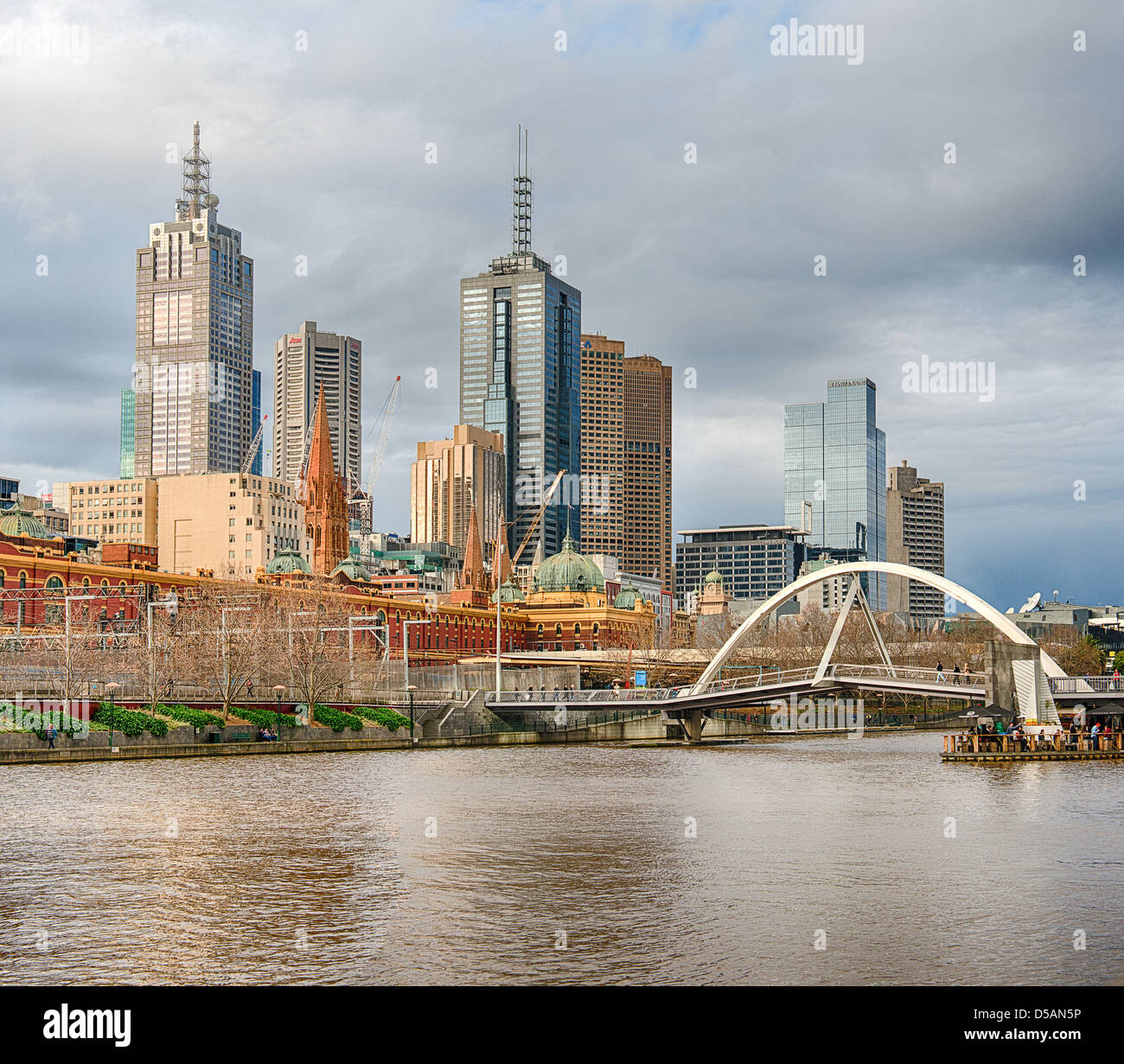 Il Fiume Yarra e lo skyline del centro cittadino di Melbourne, Australia. Foto Stock