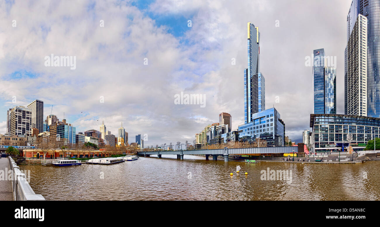 Una vista panoramica lungo il fiume Yarra da Southbank e il quartiere centrale degli affari di Melbourne, Australia. Foto Stock