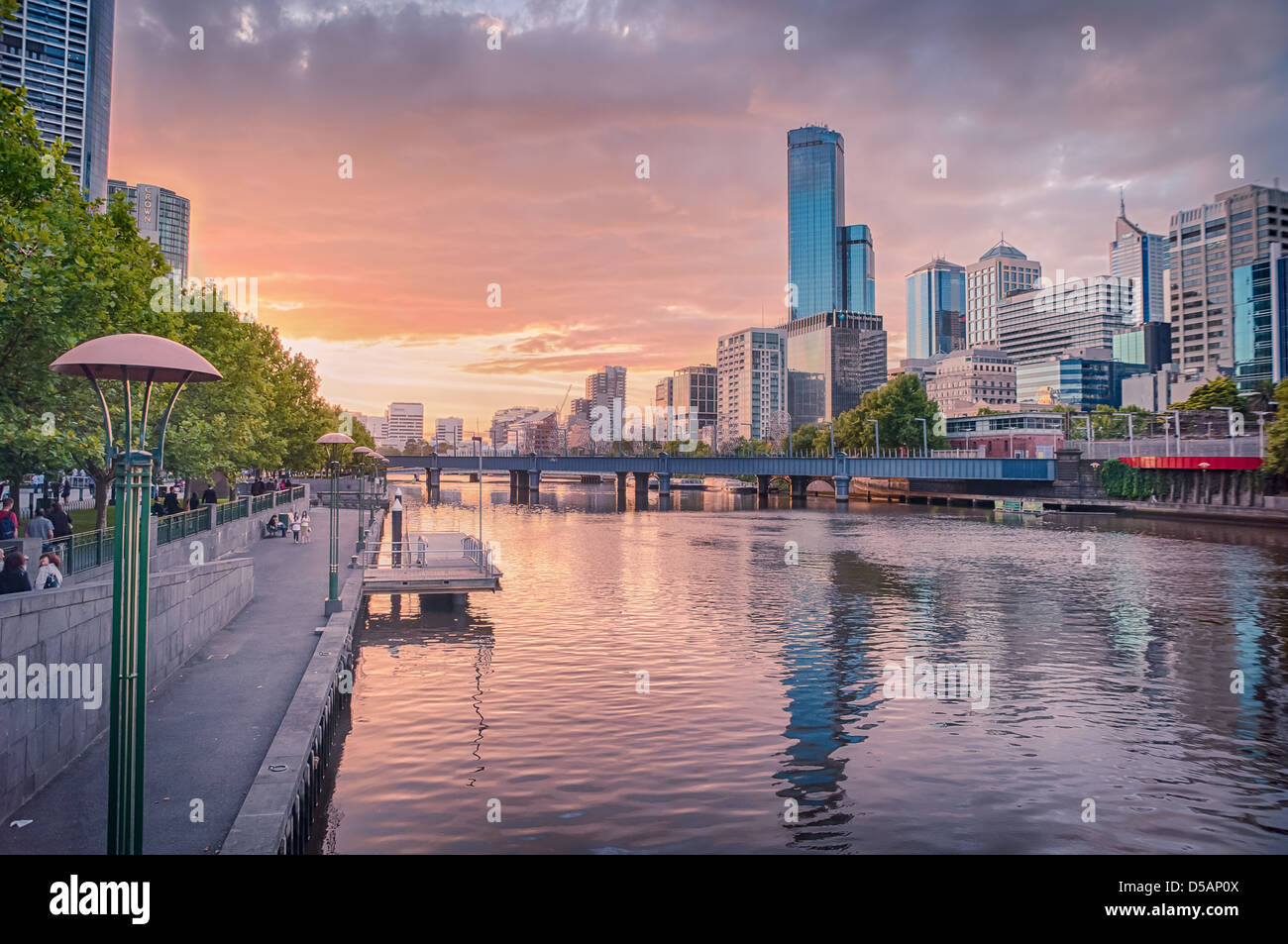 Una vista al tramonto lungo il fiume Yarra nel centro di Melbourne, Australia. Foto Stock