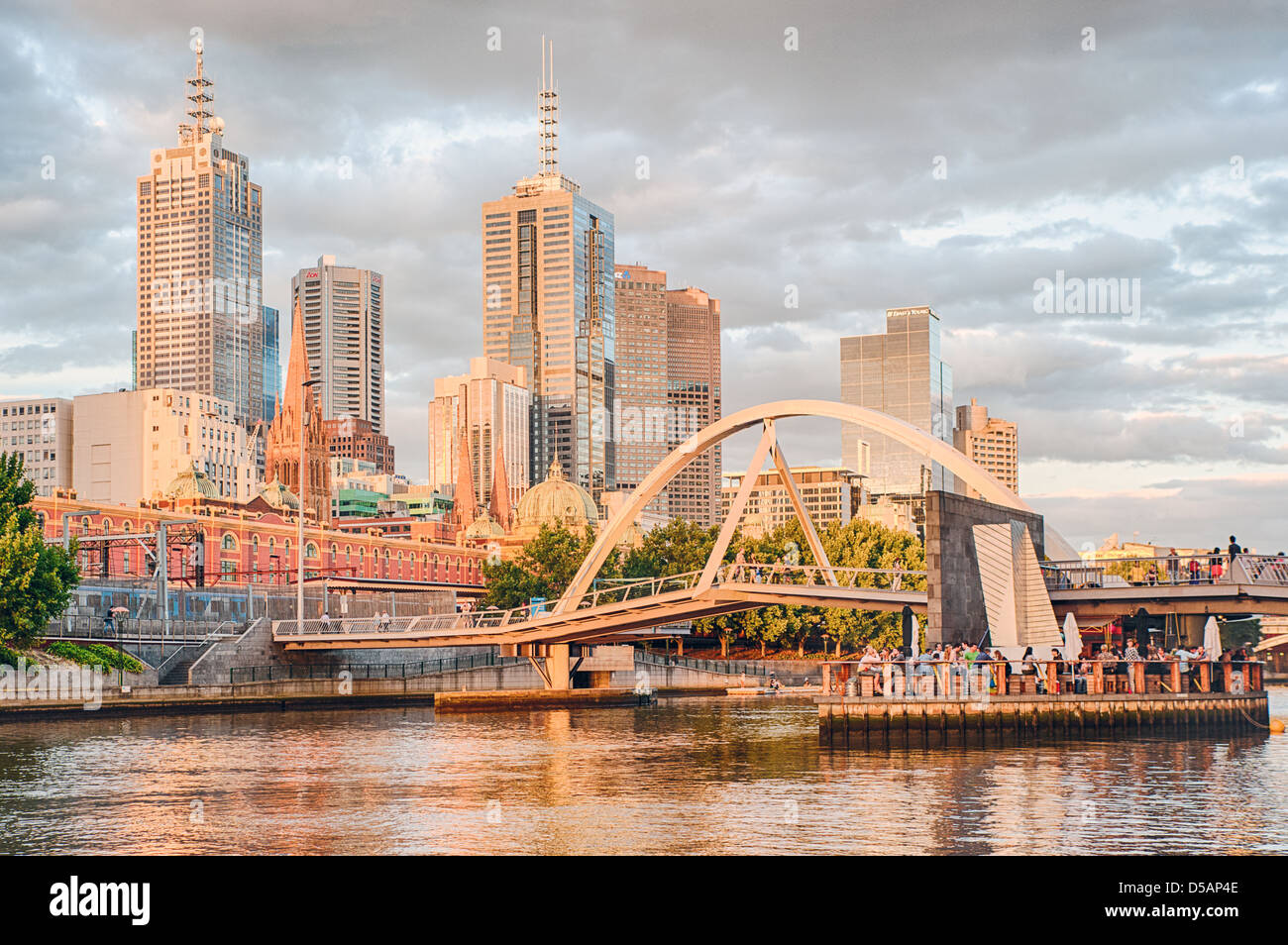 Un tramonto spettacolare illumina Ponyfish Island e il centro cittadino di Melbourne, Australia. Foto Stock