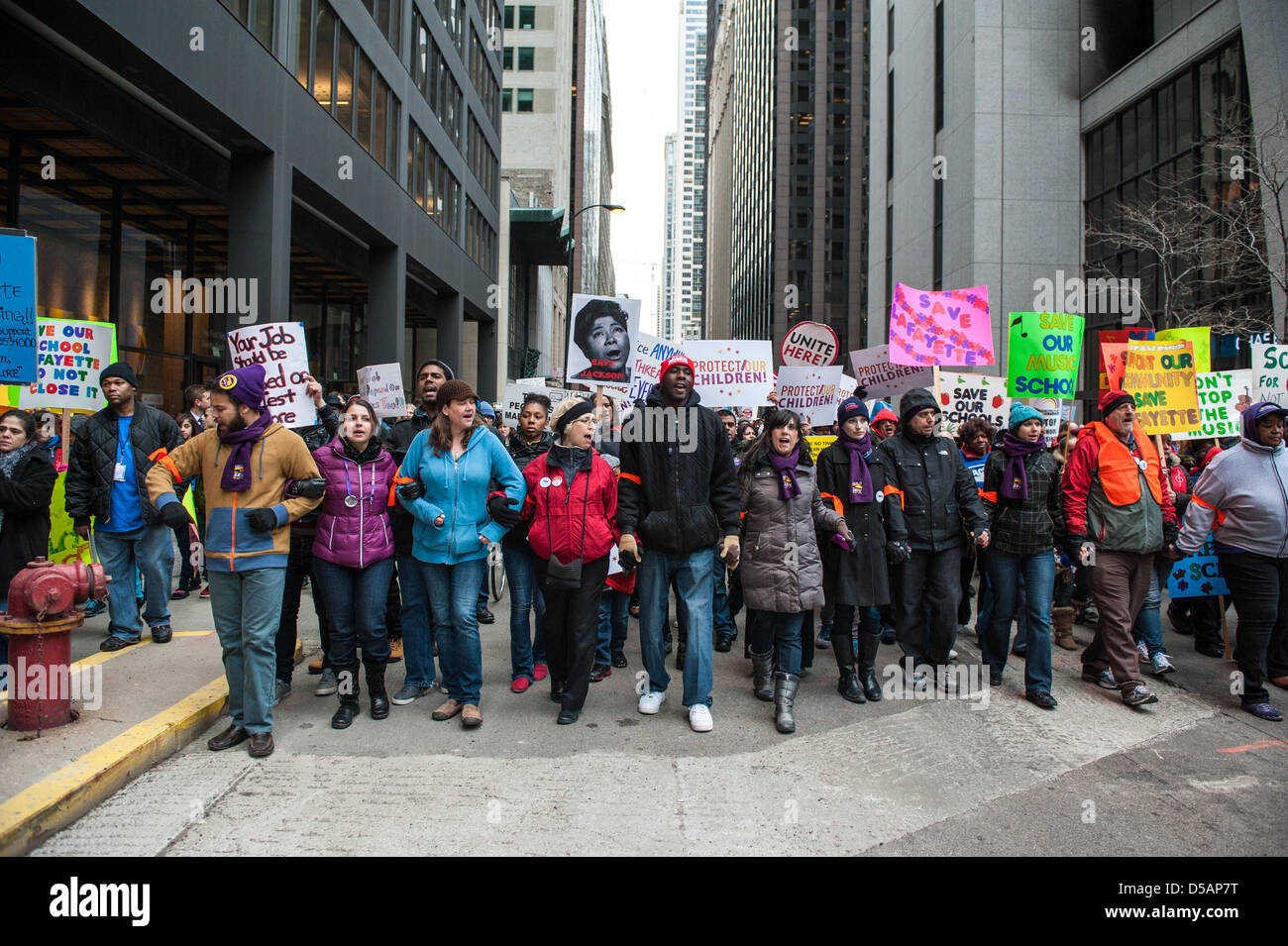 Chicago, Stati Uniti d'America. Il 27 marzo, 2013. Gli studenti, i genitori e gli insegnanti marzo nel centro cittadino di Chicago in opposizione alla chiusura di 53 Chicago scuole pubbliche. Credito: Max Herman / Alamy Live News Foto Stock