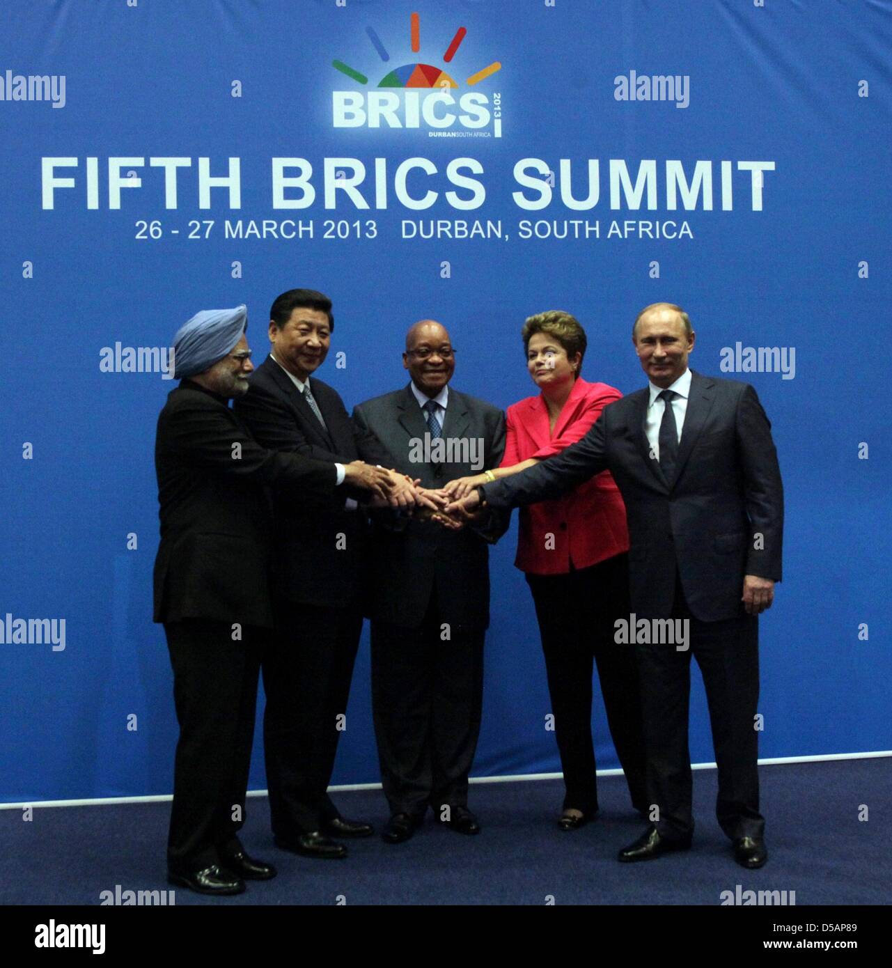 Durban, Sud Africa. Il 27 marzo 2013. Primo Ministro indiano Manmohan Singh e il presidente cinese Xi Jinping, Presidente sudafricano Jacob Zuma, il Presidente brasiliano Dilma Rousseff e il Presidente russo Vladimir Putin al Vertice BRICS su Marzo 27, 2013 a Durban, Sud Africa. Il Sud Africa ha ospitato il quinto vertice BRICS a Durban International Convention Centre (ICC) il 26 marzo, 27, 2013. In questo modo si completa il primo ciclo di BRICS vertici. (Foto di Gallo Immagini / Tempi / Thuli Dlamini/Alamy Live News) Foto Stock