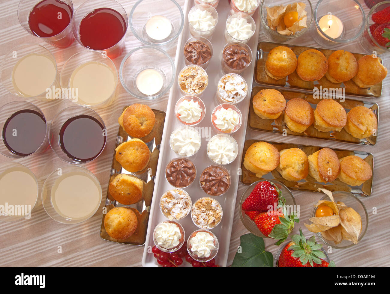 Un festoso buffet per una festa con frutta, dolci e bevande Foto Stock