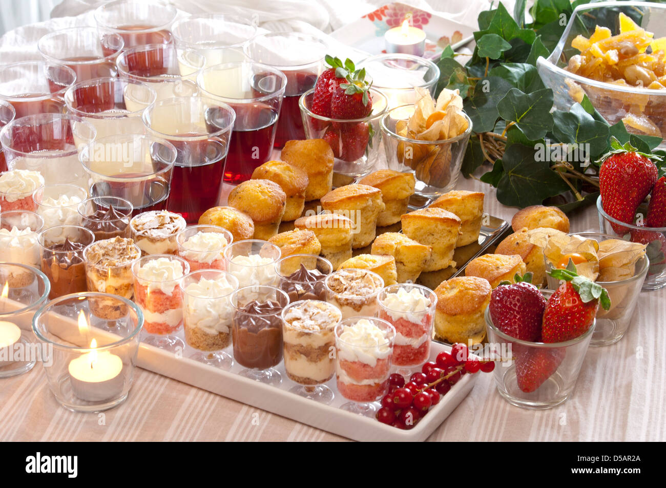 Un festoso buffet per una festa con dolci e bevande Foto Stock