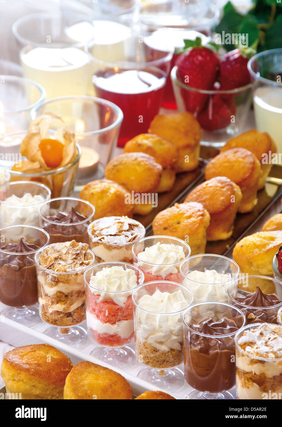Un festoso buffet per una festa con dolci e bevande Foto Stock