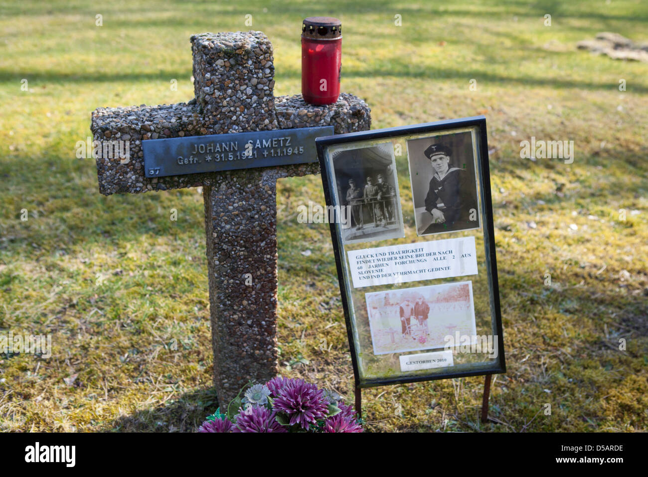 Storia di un vecchio uomo ricerca indietro suo fratello dopo 60 anni presso il Cimitero di Guerra Tedesco al Kattenbos Lommel in Belgio Foto Stock