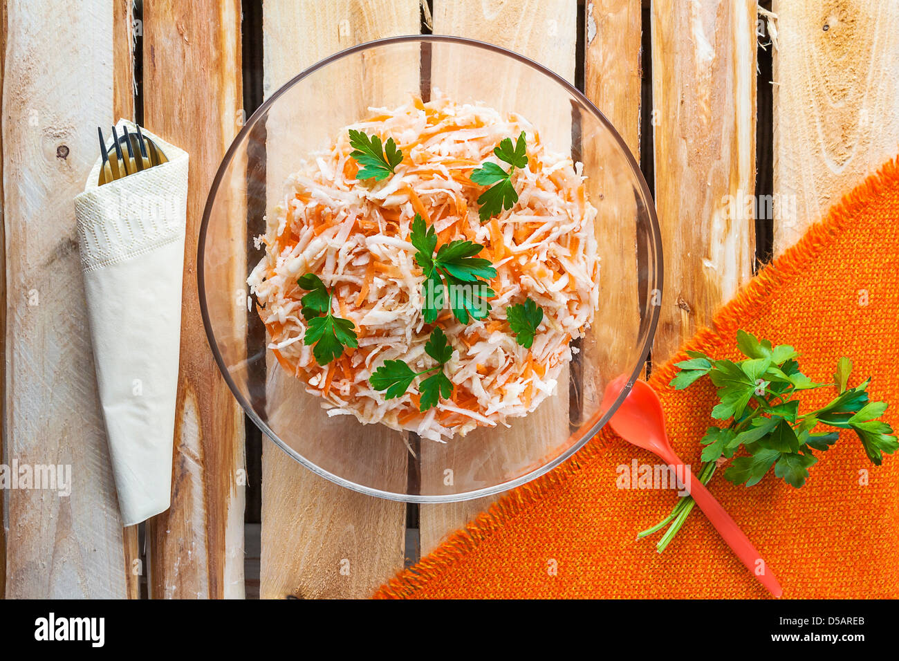 Con insalata di sedano e le carote con prezzemolo Foto Stock