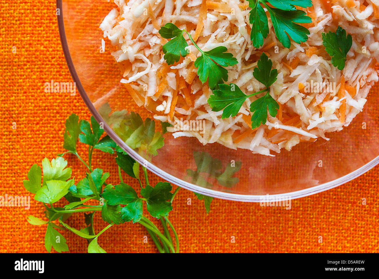 Con insalata di sedano e le carote con prezzemolo Foto Stock