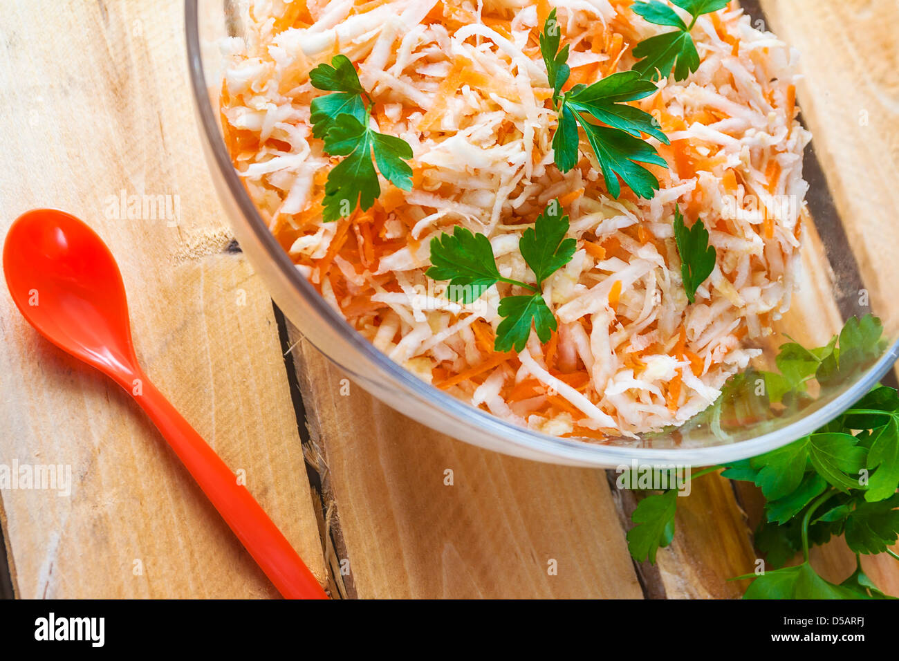 Con insalata di sedano e le carote con prezzemolo Foto Stock