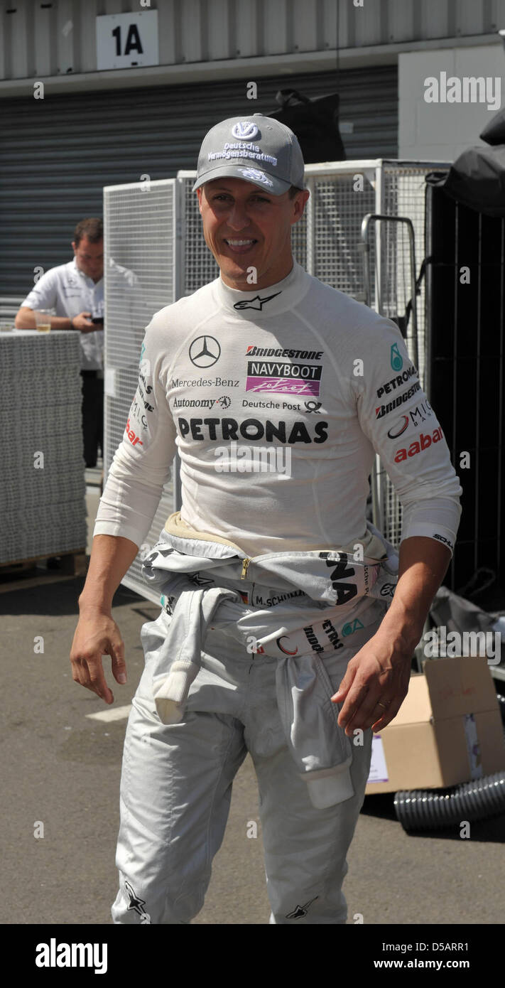Der deutsche Formel-1-Rennfahrer Michael Schumacher von Mercedes GP am Sonntag (11.07.2010) nach dem Gro§en Preis von Gro§britannien a Silverstone in Inghilterra . Schumacher belegte den neunten Platz. Foto: Carmen Jaspersen dpa Foto Stock