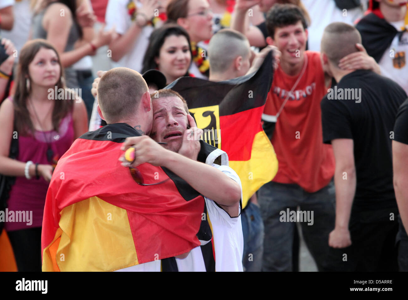 Jubeln Fußballfans am Samstag (10.07.2010) beim 'Public Viewing' auf dem Fan Fest am Heiligengeistfeld in Hamburg nach dem 2:2 für Deutschland. Die deutsche Mannschaft spielt bei der Fußball Weltmeisterschaft in Südafrika gegen Uruguay um den dritten Platz. Foto: Bodo segna dpa/lno Foto Stock