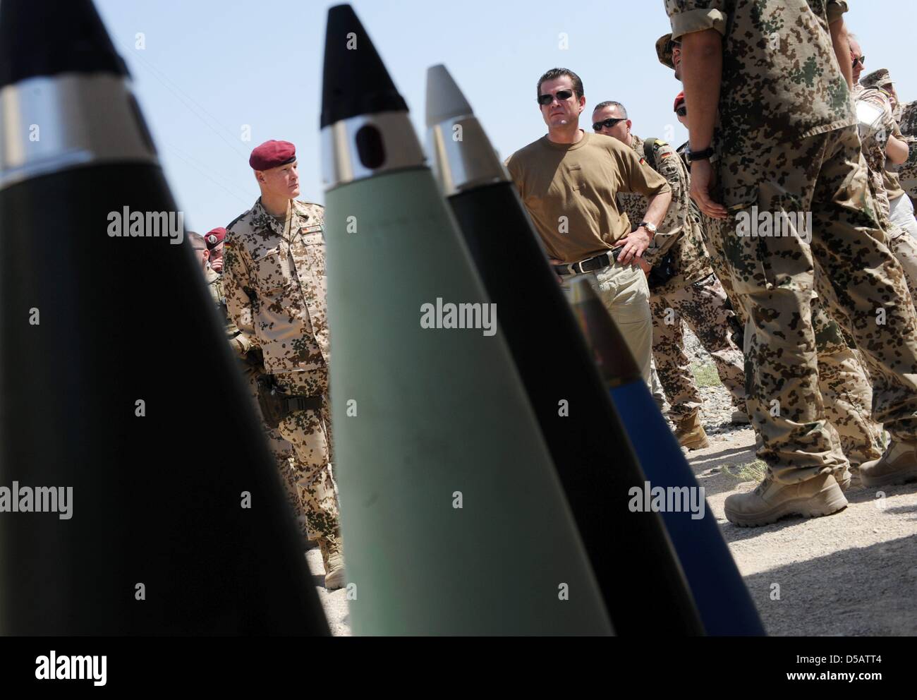Il Ministro della difesa Karl Theodor zu Guttenberg esamina un 'obice blindato 2000' nell'accampamento militare della Bundeswehr in Kundus, Afghanistan, 16 luglio 2010. Guttenberg visite Bundeswehr soldati delle truppe ISAF in Afghanistan. Foto: MAURIZIO GAMBARINI Foto Stock