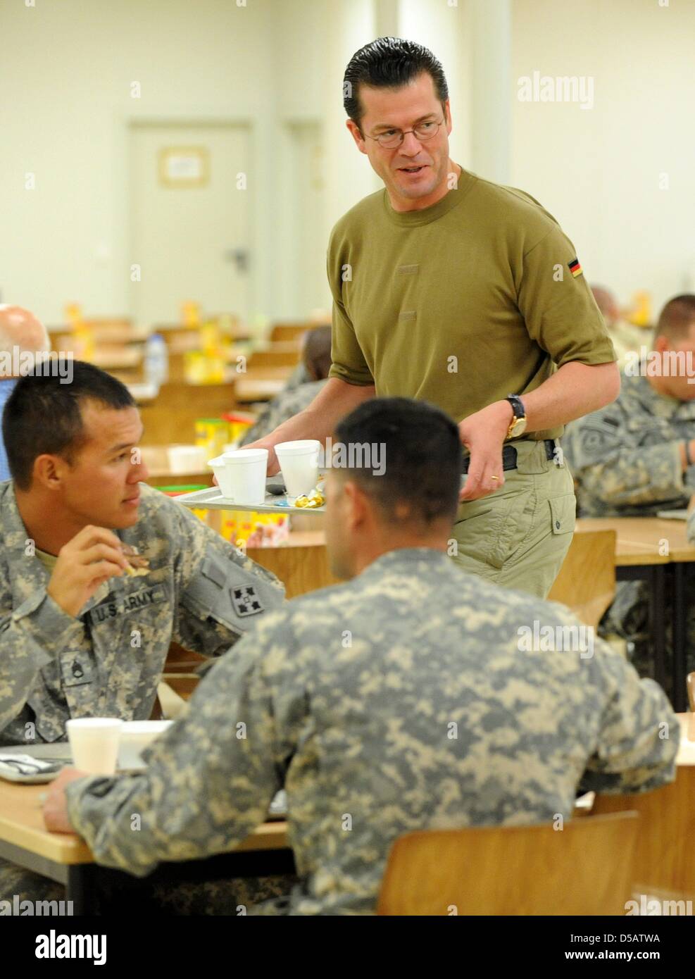 Il Ministro della difesa Karl Theodor zu Guttenberg (2-R) parla di soldati nella mensa dell' accampamento militare della Bundeswehr in Masarè-I-Sharif, Afghanistan, 16 luglio 2010. Guttenberg visite Bundeswehr soldati delle truppe ISAF in Afghanistan. Foto: MAURIZIO GAMBARINI Foto Stock