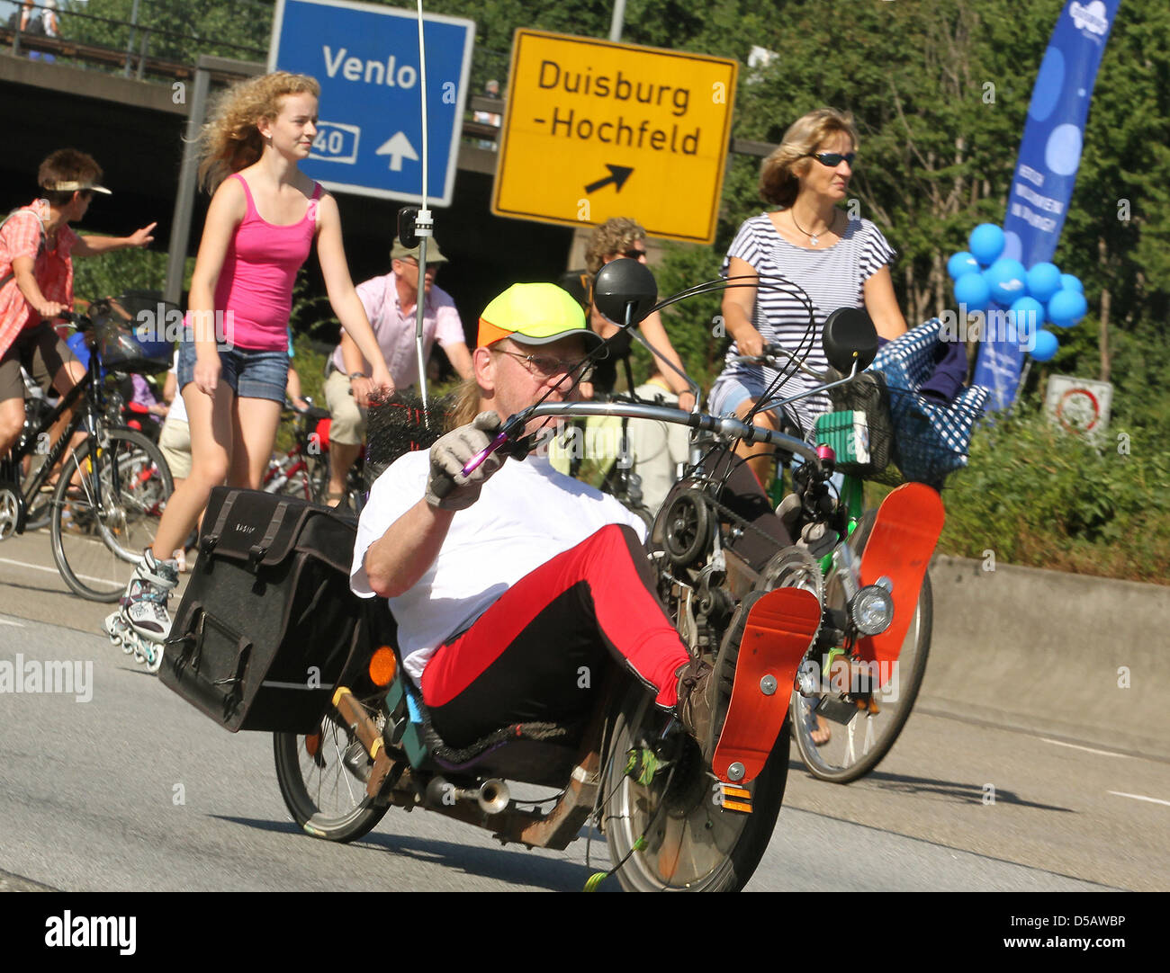 Mit den unterschiedlichsten Fahrrädern benutzen am Sonntag (18.07.2010) auf der Autobahn 40 in Höhe Duisburg während der Aktion Still-Leben die Menschen die Autobahn. Die Autobahn ist auf rund 65 chilometro für den Autoverkehr gesperrt, nur Fußgänger und Radfahrer dürfen die Straße benutzen. Auf einer Fahrseite kann gefahren werden, auf der anderen sind die unterschiedlichsten Grupp Foto Stock