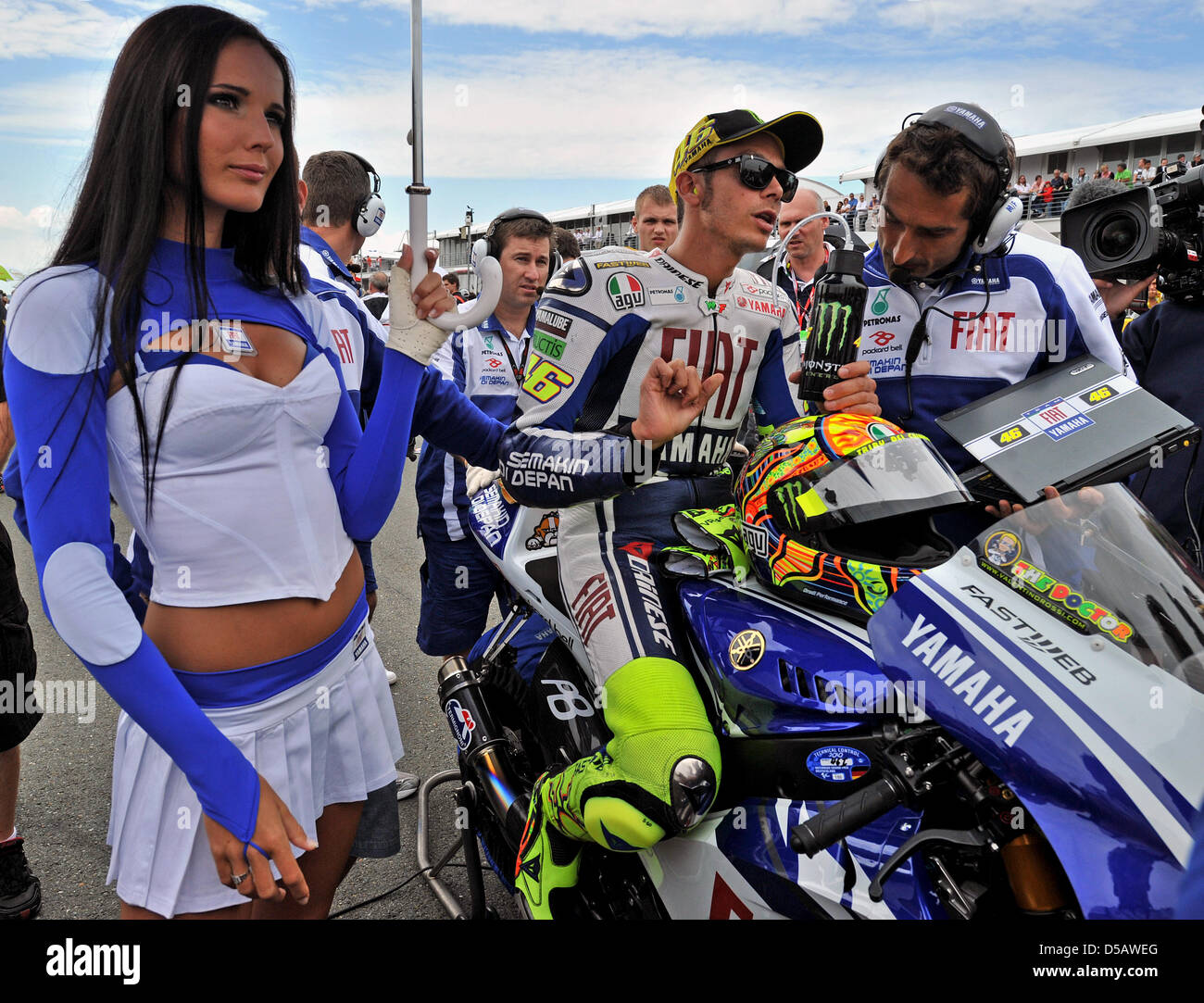 Valentino Rossi parla a un tecnico prima dell'inizio della MotoGP di Germania sul circuito del Sachsenring in Hohenstein-ernstthal, Germania, 18 luglio 2010. Rossi ha conquistato il quarto posto dopo la lesione lay-off. Foto: Hendrik Schmidt Foto Stock