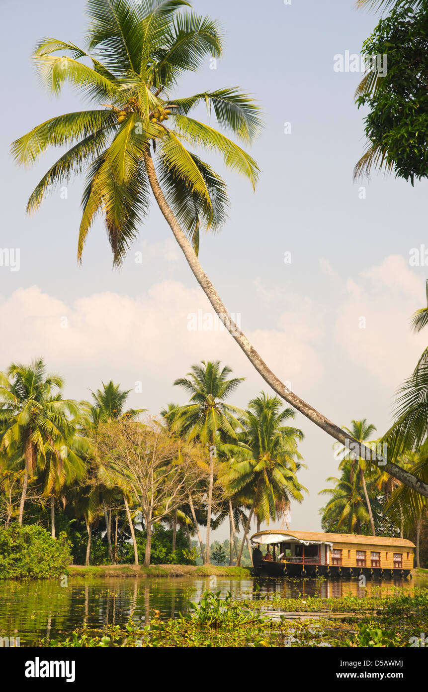 Una casa galleggiante su Kerala Backwaters, India del Sud Foto Stock Una casa galleggiante su Kerala Backwaters, India del Sud Foto Stock