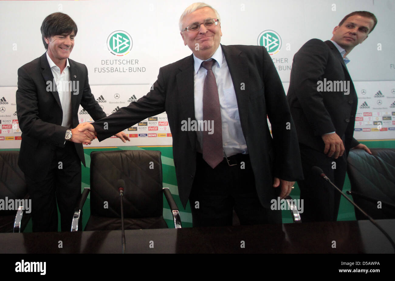 L'allenatore della squadra nazionale di calcio tedesca, Joachim Loew e il Presidente tedesco del Football Association Theo Zwanziger ha agitare le mani nel corso di una conferenza stampa presso la sede del DFB in Frankfurt/Main, Germania, 20 luglio 2010. Loew rimane allenatore della squadra tedesca. Il 50 enne ha esteso il suo contratto con la DFB fino al Campionato Europeo nel 2012, così ha fatto il team manag Foto Stock