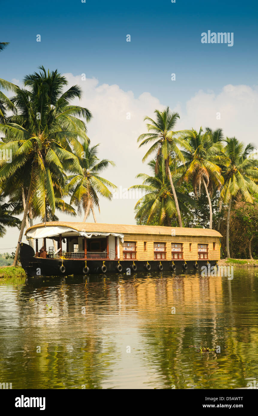 Una casa galleggiante su Kerala Backwaters, India del Sud Foto Stock