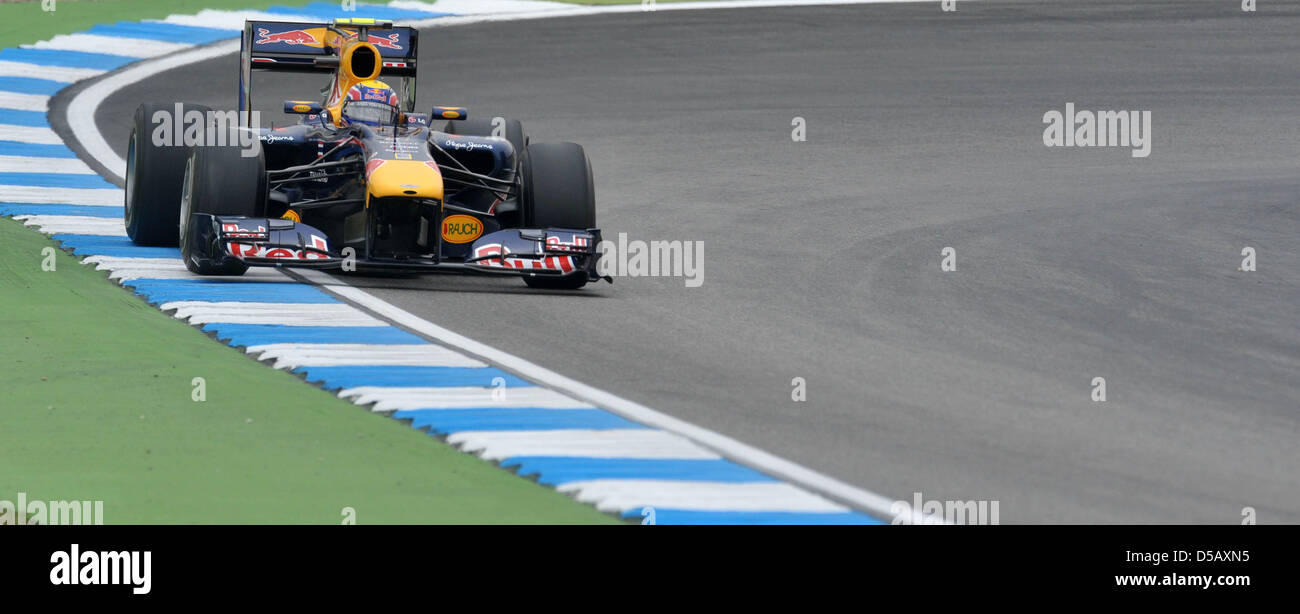 Driver australiano Mark Webber del Team Red Bull passa attraverso la Sachs girare durante il corso di formazione gratuito per il Gran Premio di Germania a Hockenheim, Germania, 23 luglio 2010. Il 2010 FORMULA ONE Grand Prix di Germania si svolgerà il 25 luglio 2010. Foto: Carmen Jaspersen Foto Stock