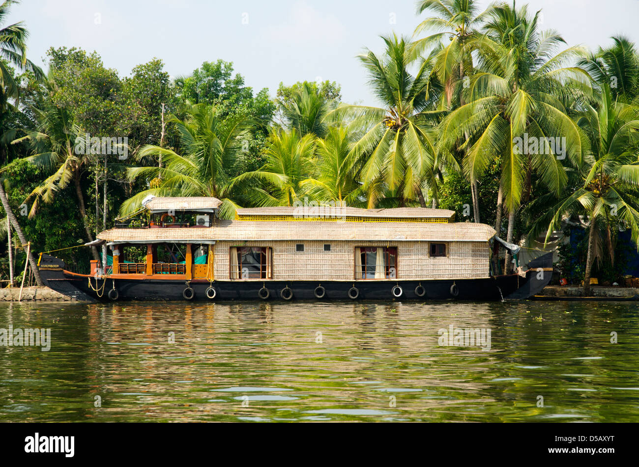 Una chiatta da riso su Kerala Backwaters, India del Sud Foto Stock