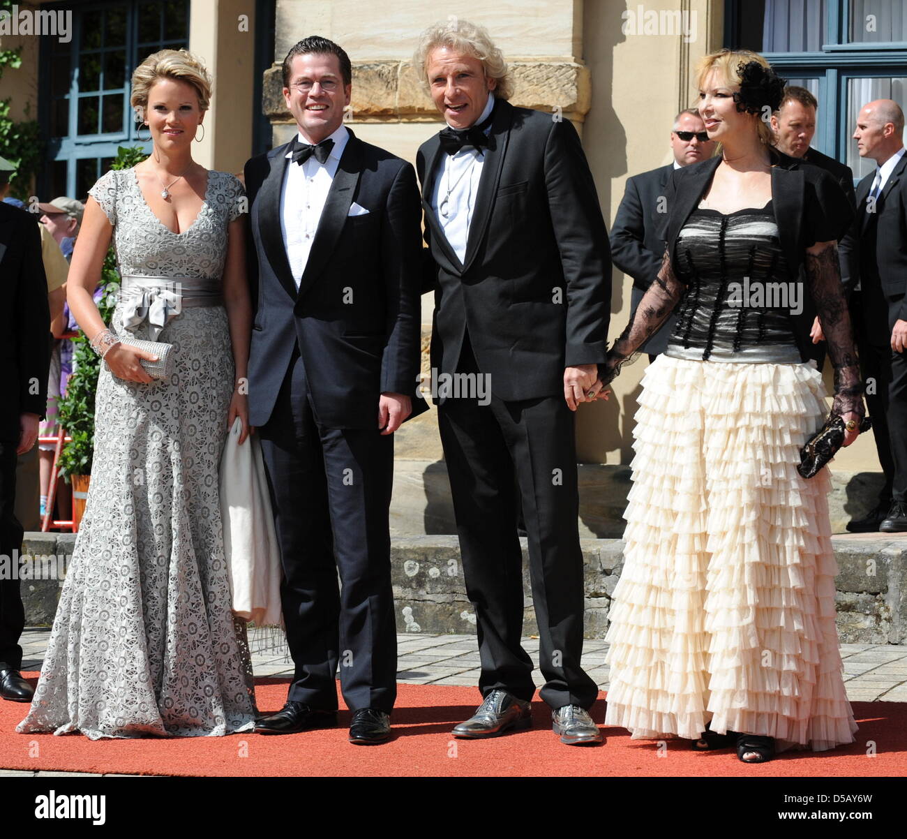 Il ministro della Difesa tedesco, Karl-Theodor zu Guttenberg (CSU, 2.v.l.), sua moglie Stephanie zu Guttenberg (l), la Showmaster Thomas Gottschalk (2.v.r.) e sua moglie Thea arrivano all'apertura del Festival di Bayreuth 2010 a Bayreuth, Germania, 25 luglio 2010. La 99th festival si apre con l'opera "Lohengrin". L'uno-mese festival è la Germania il più prestigioso evento della coltura e dedicare Foto Stock