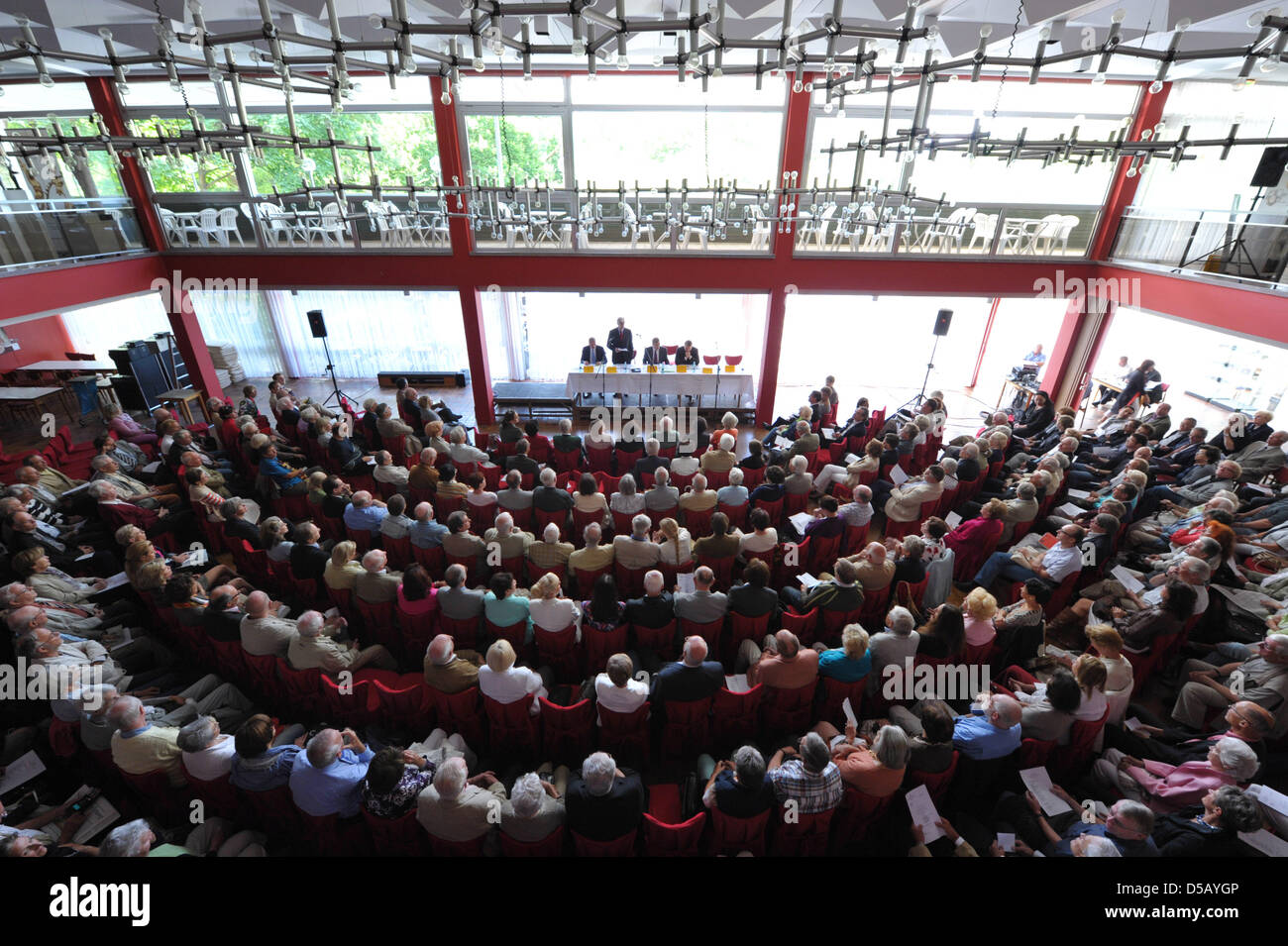 Vista la riunione generale di "Società degli Amici di Bayreuth' (GdF) a Bayreuth, Germania, 27 luglio 2010. L'assemblea generale è stato sconvolto che né i due Festival di Bayreuth amministrazione né Lohengrin opera direttore Neuenfels ha partecipato alla riunione generale. Nonostante la GdF ha indicato la disponibilità a finanziare la necessaria nuova fase delle prove che costerebbe circa cinque milioni di euro e Foto Stock