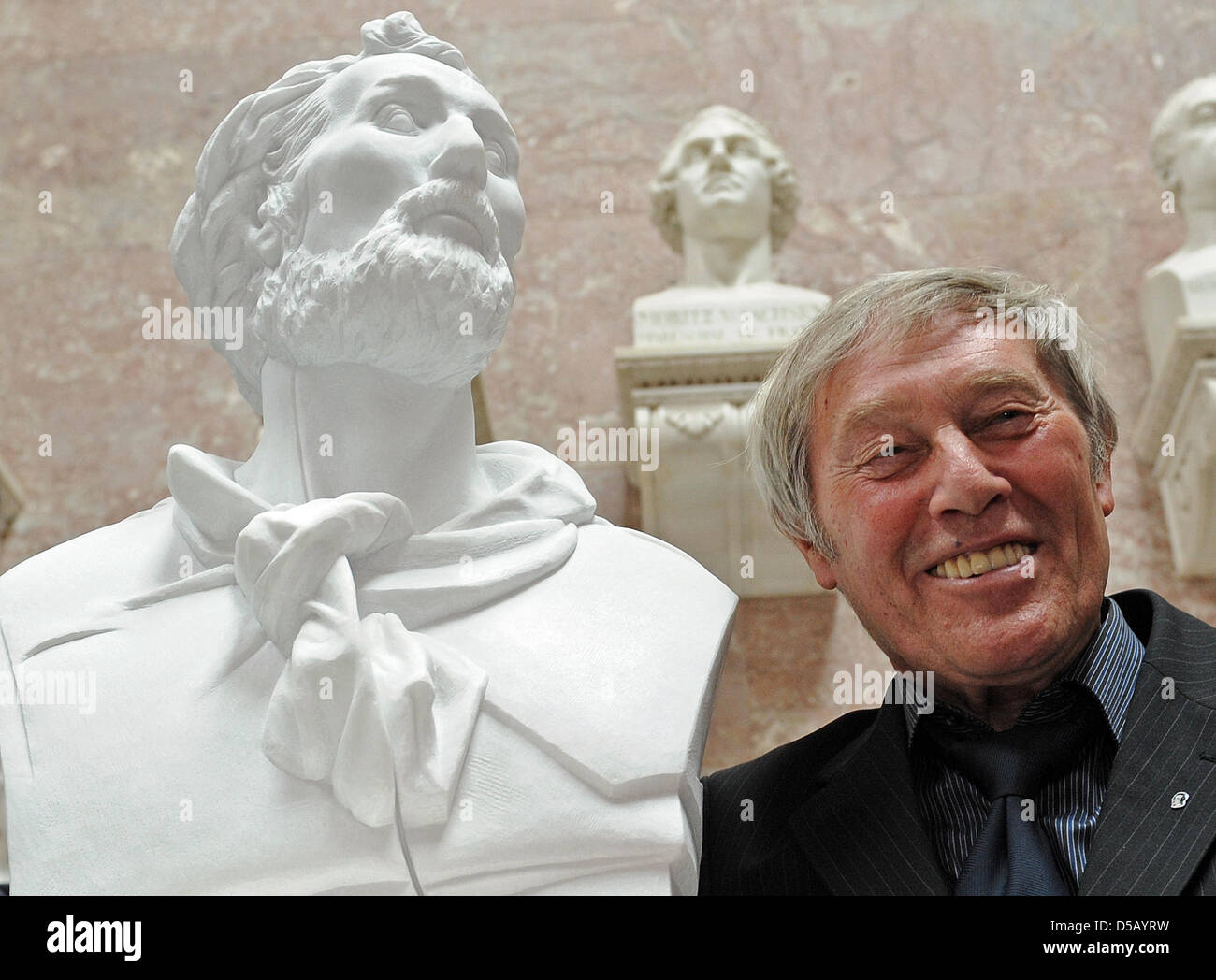 Le caratteristiche di immagine scultore Bert Gerresheim come egli sorge accanto al busto di Heinrich Heine, una delle sue opere, in Donaustauf, Germania, 28 luglio 2010. Il busto del poeta Heinrich Heine può essere visto al Walhalla. "Heine (1797-1856) è stato uno dei più importanti scrittori del XIX secolo e merita onore nel Walhalla', il Primo Ministro bavarese Seehofer ha spiegato al precedente Foto Stock