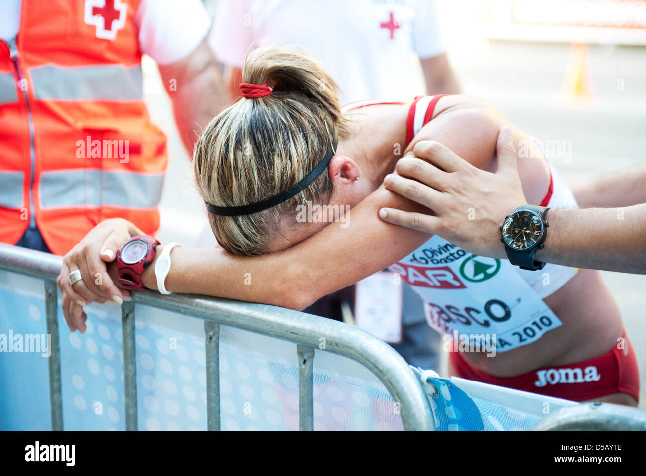 Atleta spagnola Maria Vasco esaurito si appoggia contro una barriera dopo un crampi nel suo piede costretta a chiudere la gara in campo femminile 20 chilometro racewalking la concorrenza a livello europeo campione di Atletica a Barcellona, Spagna, 28 luglio 2010. Foto: BERND THISSEN Foto Stock