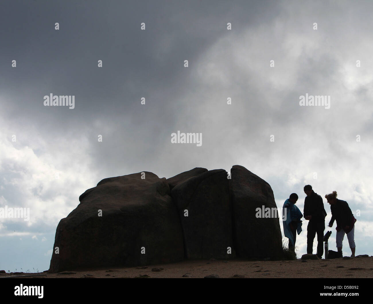 La cima della montagna di Brocken appare come una silhouette contro il retro della luce del sole presso il Parco Nazionale vicino a Schierke, Germania, 29 luglio 2010. Per i weekend, i meteorologi meteo temperature crescenti e un sacco di sole. Oltre 1,5 miliardi di persone ogni anno visitano la montagna più alta nel nord della Germania. Foto: Jens WOLF Foto Stock