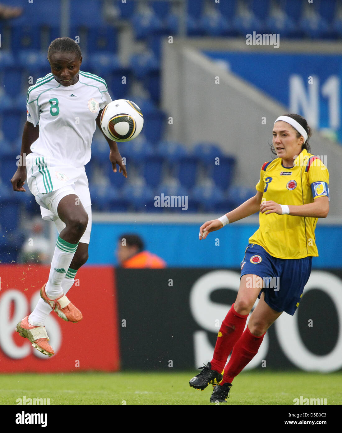 Natalia colombiano Gaitan (R) combatte per la palla con il nigeriano Orji Ebere all'U-20 donna Mondiali di Calcio in Germania, 29 luglio 2010. Foto: Friso Gentsch Foto Stock