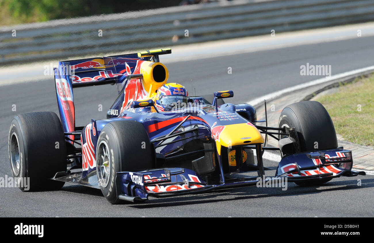 Driver australiano Mark Webber del Team Red Bull aziona attraverso una svolta durante la prima formazione del Gran Premio d'Ungheria a Budapest, Ungheria, 30 luglio 2010. Il 01 agosto 2010, la dodicesima gara dell'attuale Formula Uno stagione con il Gran Premio di Ungheria. Foto: Peter Steffen Foto Stock