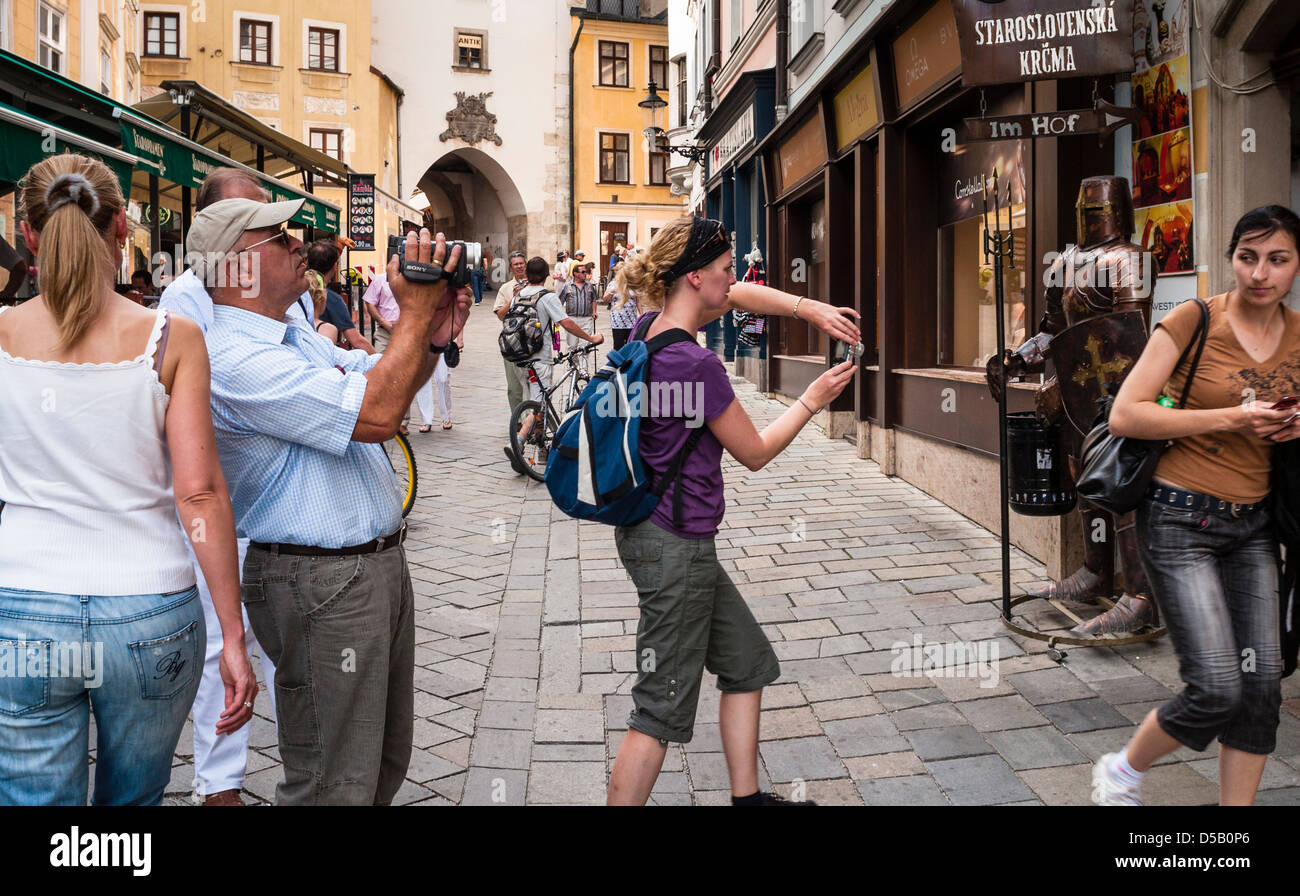 I turisti a Bratislava old town Foto Stock