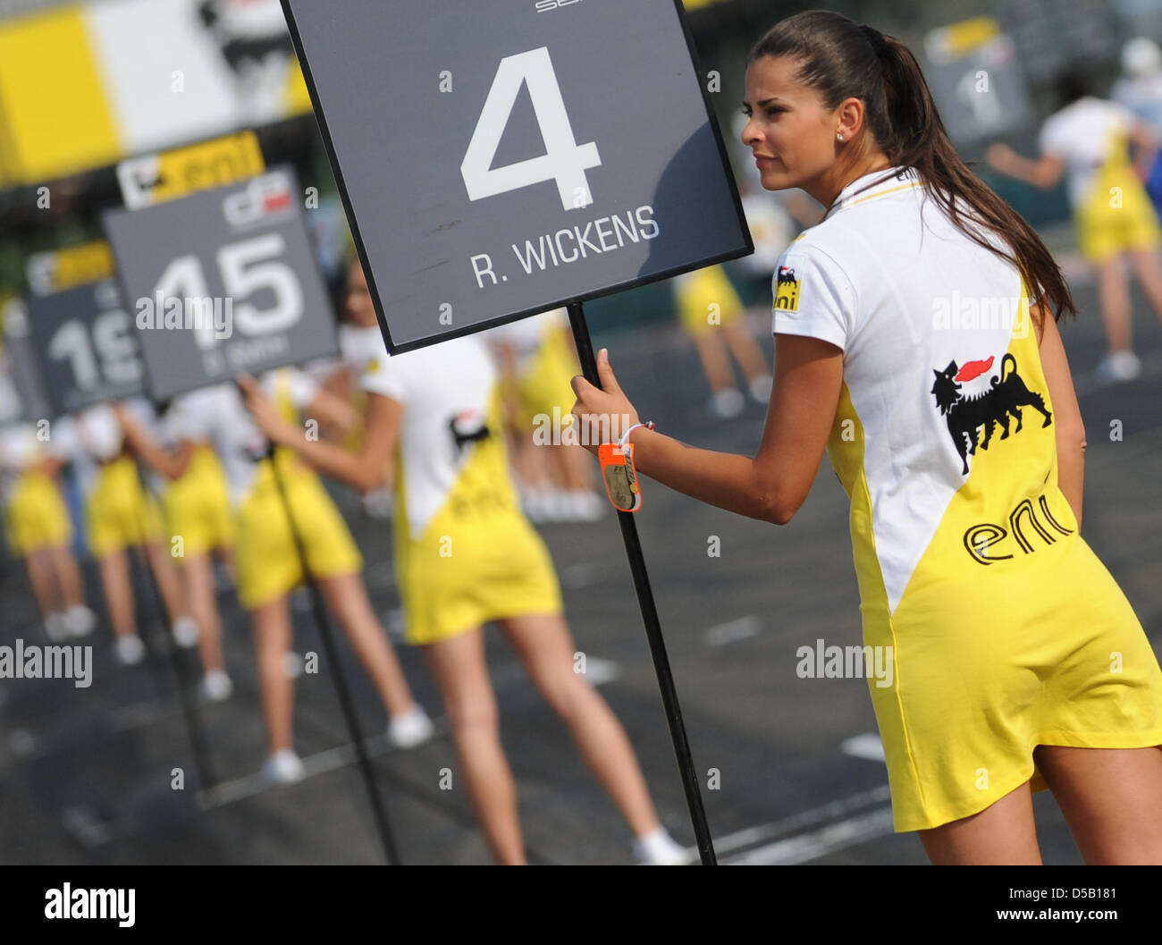 Le ragazze della griglia stand presso la linea di partenza per la partenza del GP 3 serie su Hungaroring vicino a Budapest, Ungheria, 31 luglio 2010. Gran Premio di Ungheria si svolgerà il 1 agosto la dodicesima gara del 2010 di Formula Uno Stagione. Foto: Peter Steffen Foto Stock
