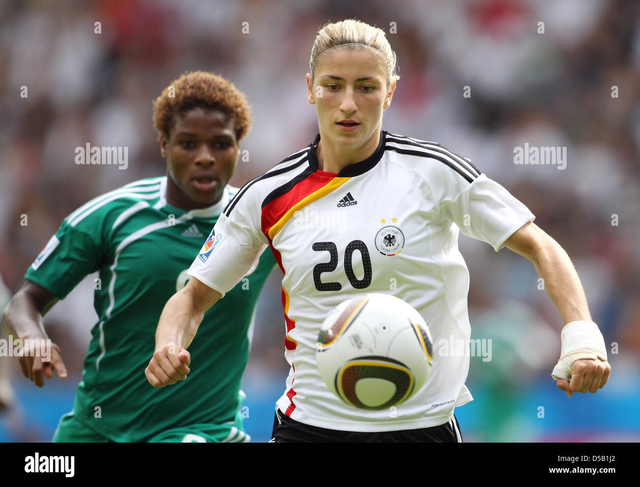 La Germania Bianca Schmidt (R) combatte per la palla con la Nigeria il desiderio Oparanozie presso il gioco finale della FIFA U-20 Coppa del Mondo femminile di Bielefeld, Germania, 1 agosto 2010. La Germania ha vinto la Coppa del mondo con un 2:0 vitory oltre la Nigeria. Foto: Friso Gentsch Foto Stock