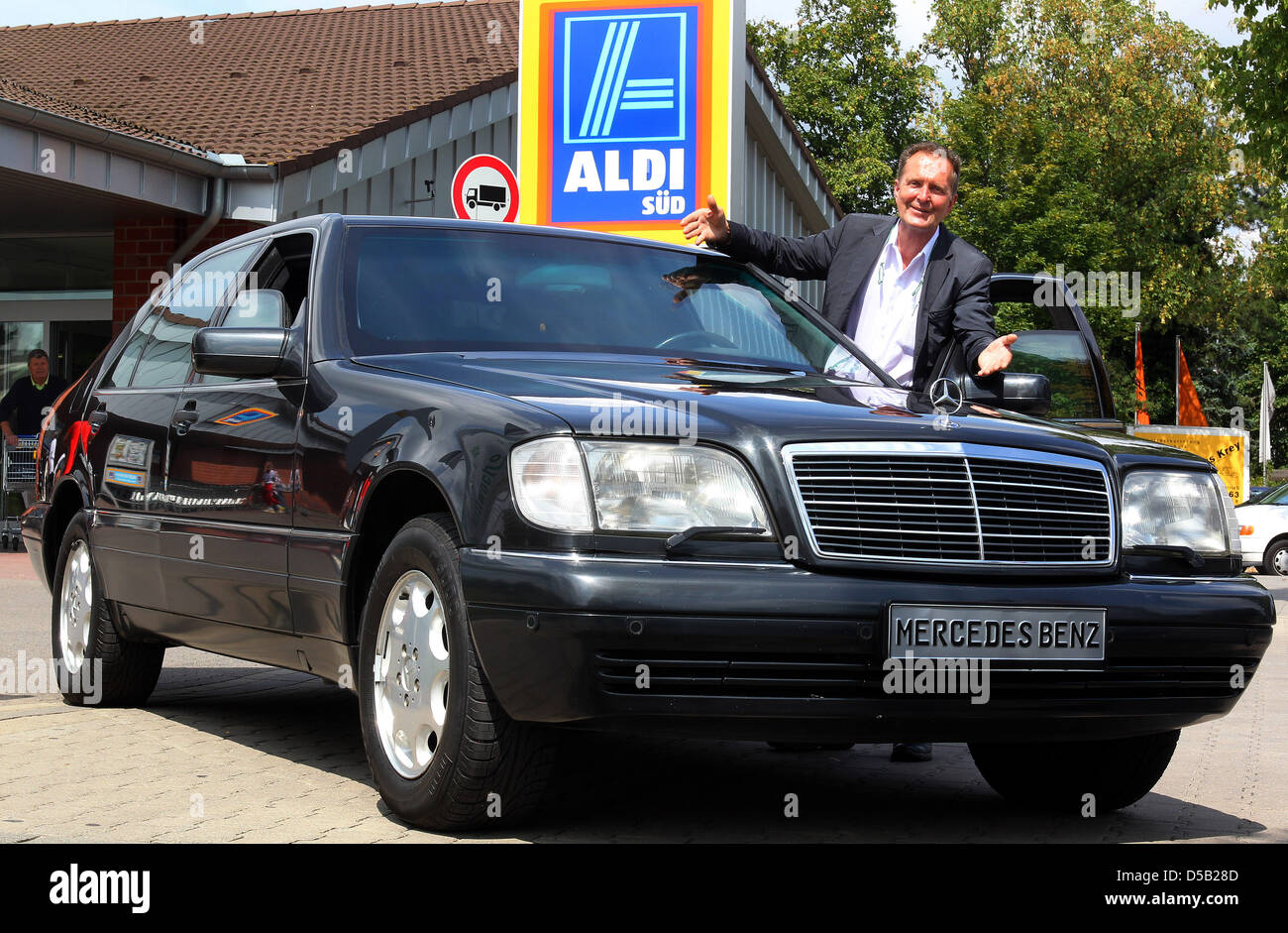 Michael Fröhlich, Autohändler in Düsseldorf, parkt am Dienstag (03.08.2010) den Dienstwagen des verstorbenen Aldi- Gründers Theo Albrecht vor einer Aldi-Filiale sciabiche Bruders Karl Albrecht. Der Mercedes von Theo Albrecht ist nur in der Basisversion (ohne Ledersitze, billiges Radio) gekauft worden, aber dann für die Sicherheit komplett umgebaut worden. Dicke Panzerglasscheiben, kug Foto Stock