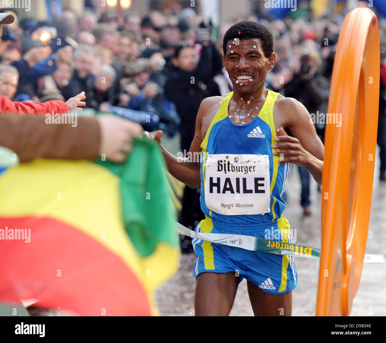 Più Giochi olimpici e campione del mondo di maratona e detentore del record mondiale, etiope Haile Gebrselassie, compete nel xx International nuovi esercizi di eseguire a Treviri, Germania, 31 dicembre 2009. Gebrselassie ha vinto in 22:22,5 minuti, solo 1,5 secondi sotto il record del percorso. Foto: HARALD TITTEL Foto Stock