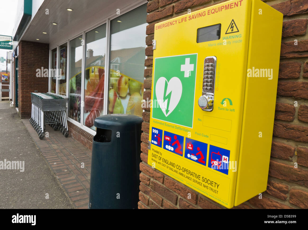 Defibrillatore semiautomatico macchina su una strada in inglese. Foto Stock