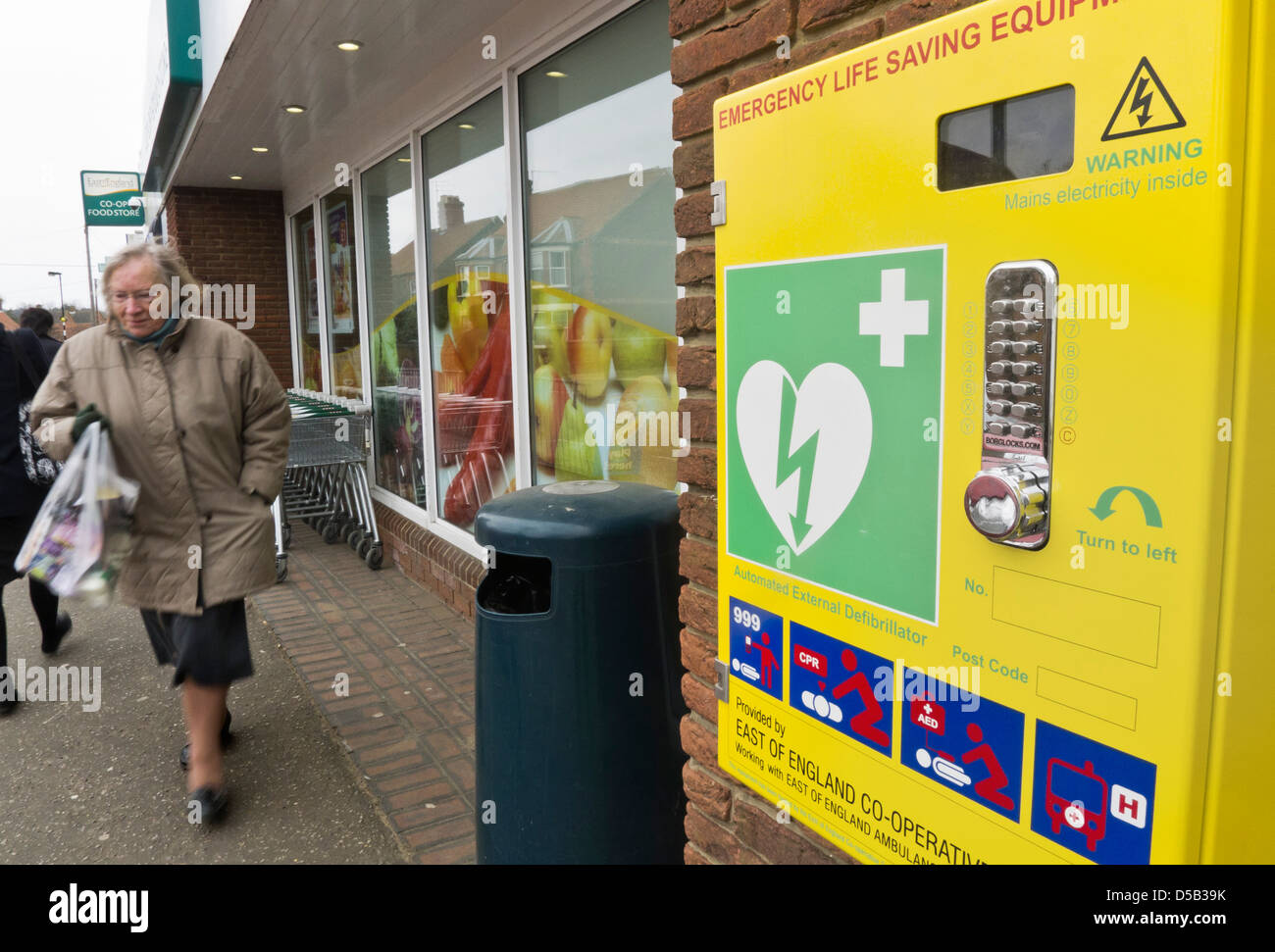 Defibrillatore semiautomatico macchina su una strada in inglese. Foto Stock