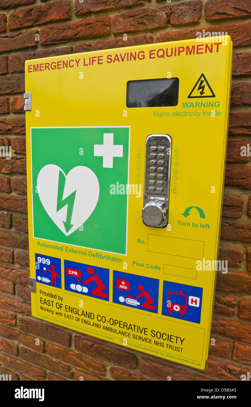 Defibrillatore semiautomatico macchina su una strada in inglese. Foto Stock