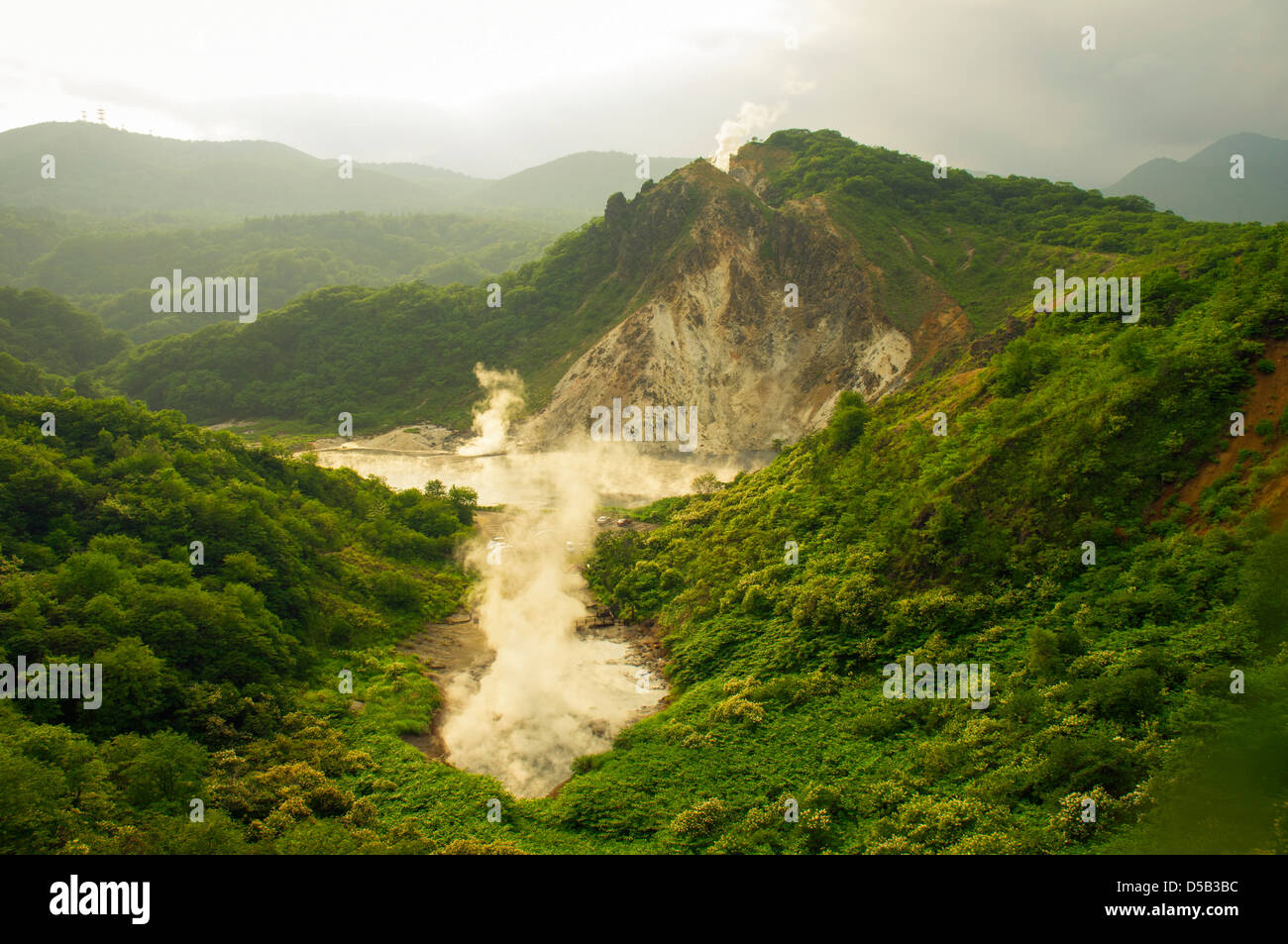 Paesaggio estivo con vapore caldo attività vulcanica in area di Noboribetsu dell'Isola Hokkaido in Giappone Foto Stock