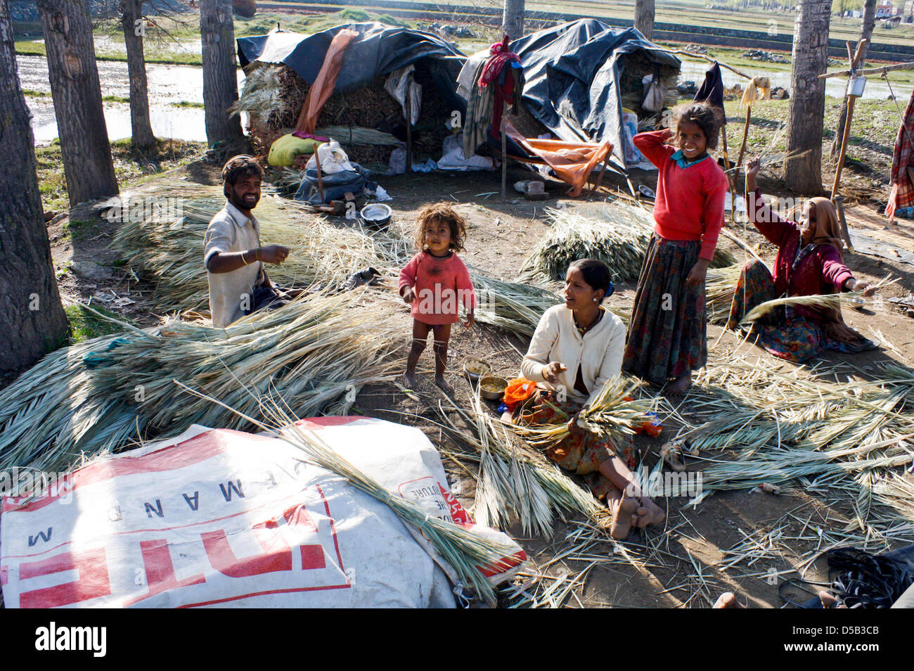 Srinagar, Indiano Kashmir amministrato, 28 marzo 2013. Gli abitanti degli slum da dello stato indiano del Rajasthan rende scope nella periferia di Srinagar, la capitale estiva di Indiano-Kashmir amministrato il 28 marzo 2013. Regione himalayana contestata da entrambi in India e in Pakistan e in aderenza di un sanguinoso conflitto negli ultimi due decenni ha visto un enorme afflusso di poveri, oppressi i migranti provenienti da diverse parti dell India di recente, molti dei quali eke fuori una misera vita di ginestra, rag-picking , implorando, ecc. ( Sofi Suhail/ Alamy Live News) Foto Stock