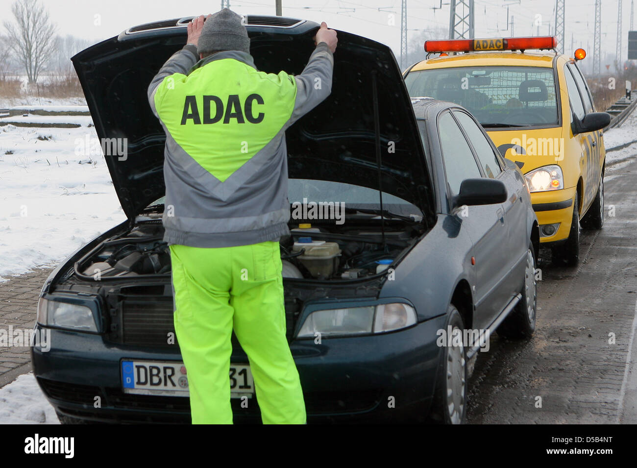 Norbert Kowalke di automobile club tedesco ADAC controlla il motore di una vettura disabili vicino a Rostock, Germania, 07 gennaio 2010. Il personale dell'ADAC e i suoi partner in Germania soprannominato giallo angeli, faccia due volte tanto di break-down installazioni di servizio durante i freddi e nevosi settimane dell'anno. Alcuni 16,8 milioni di persone sono membri della più grande d'Europa automobile club ADAC. Foto: BERND WUESTNE Foto Stock