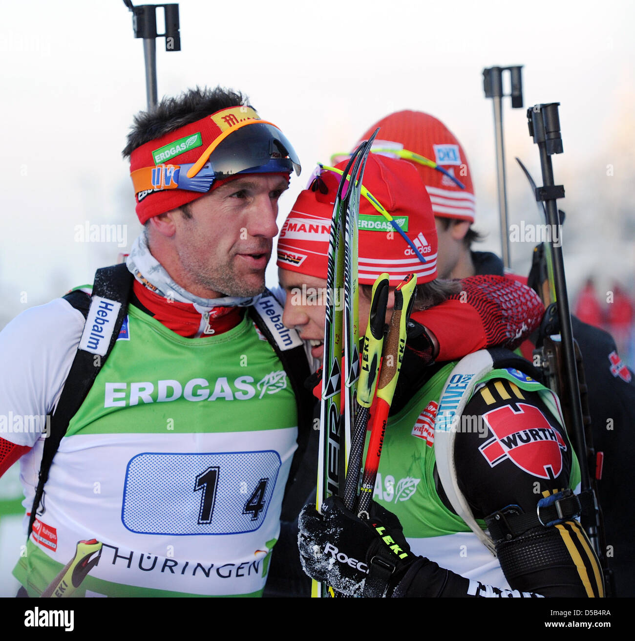 Dell'Austria Christoph Sumann (L) abbraccia la Germania Simon Schempff (R) nella finish area durante la Coppa del Mondo di Biathlon Event di Oberhof in Germania, 07 gennaio 2010. In Norvegia il relè team ha vinto l'evento davanti a Francia e Germania. Foto: HENDRIK SCHMIDT Foto Stock