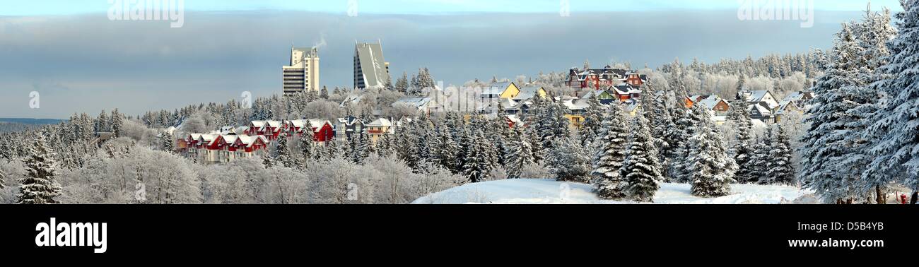 In questa panoramica vista-, uno splendido paesaggio innevato della città Oberhof, Germania, 07 gennaio 2010. Ho tra le case di piccole dimensioni il caratteristico hotel a 'Panorama' (L) sorge nel cielo della piccola città che attrae molti Biathlon-fan sulla 09 fino al 10 gennaio 2010. Foto: Hendrik Schmidt Foto Stock