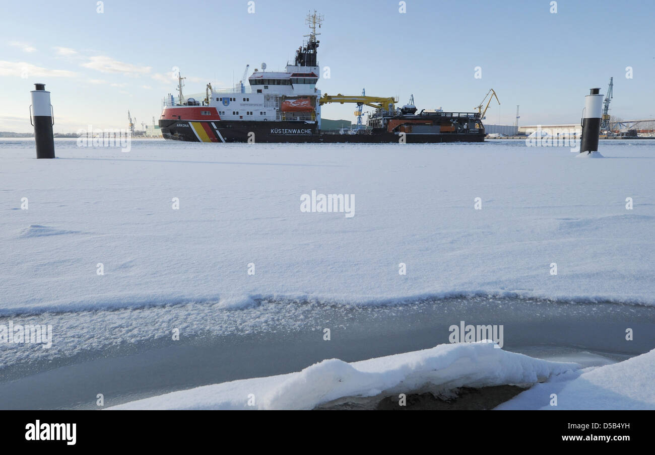 Ice-breaker " Arkona' dell'acqua di Stralsund- e autorità di spedizione inizia per il suo uso in Greifswalder Bodden da Stralsund, Germania, 08 gennaio 2010. Il traffico marittimo per i porti Wolgast, Virow e Stralsund eseguiti in un unico canale. In alcune parti del Greifswalder Bodden, fino a 14cm di spessore di ghiaccio sviluppato. La nave può rompere il ghiaccio fino allo spessore di un metro. Meterologists p Foto Stock