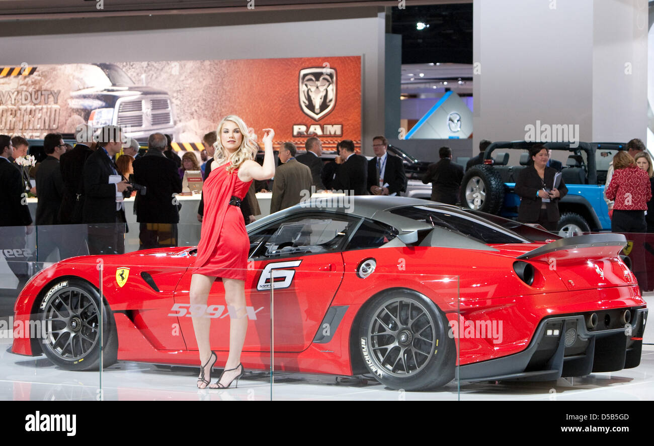 Un modello pone accanto a una Ferrari sul display al North American International Auto Show (NAIAS) a Detroit, STATI UNITI D'AMERICA, 11 gennaio 2010. NAIAS ha luogo dal 11 al 24 gennaio 2010. Foto: Friso Gentsch Foto Stock