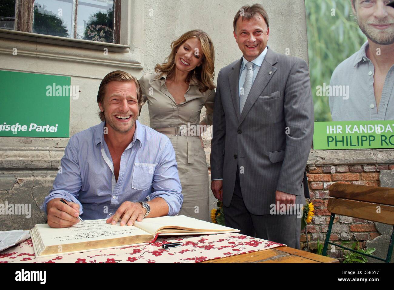 Attore Ursula Karven e Henning Baum (L) registrati nel libro d'oro, sotto gli occhi del sindaco Joachim Paulick, Goerlitz, Germania, 05 agosto 2010. Dopo 'Lettore' e 'Ingloriosa Basterds', la produzione teamWorx "First Lady" è girato in città. Il film tratta con il sindaco di una città di piccole dimensioni e di sua moglie e sarà in onda in arrivo in primavera. Foto: Jens Trenkler Foto Stock