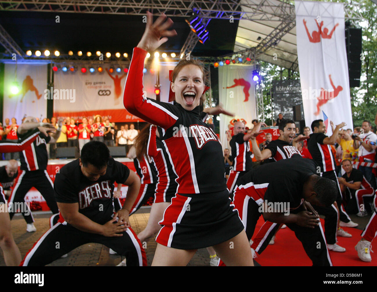 Cheer Leader feiern am Samstag (07.08.2010) in Köln auf der Abschlußveranstaltung der Gay Games den letzten Tag der 7-tägigen Sportveranstaltung. Bei den Sportspielen für Schwule und Lesben haben mehrere tausend Sportler aus rund 70 Nationen " teilgenommen. Foto: Roland Weihrauch dpa/lnw Foto Stock